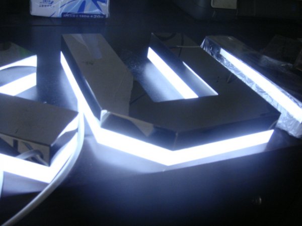 金屬（shǔ）背打光字（zì）(亞克力背板)