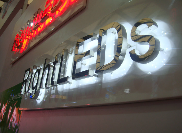 金屬背打光（guāng）字