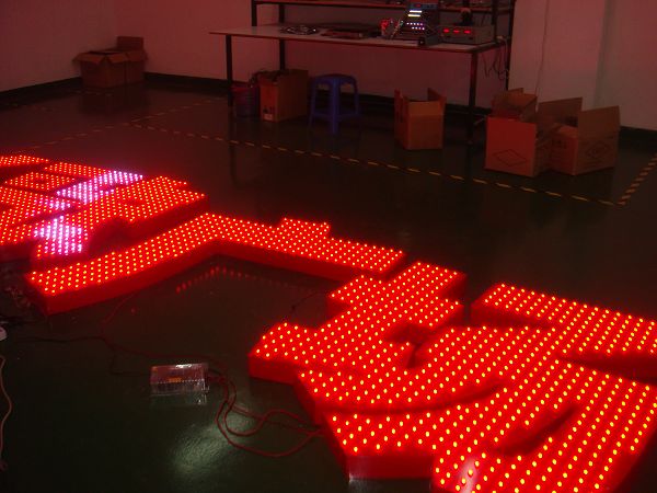 衝孔外露發光字