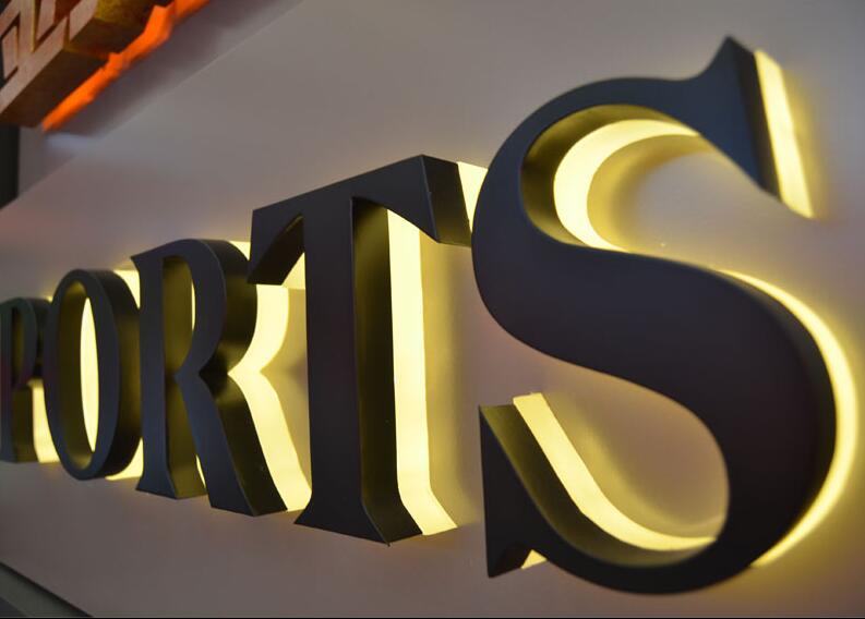 金屬烤漆+亞克力（lì）背發光字