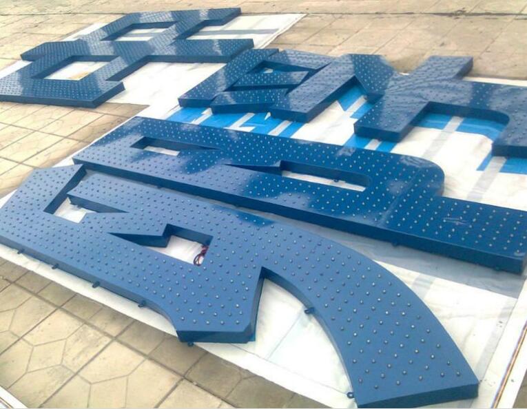 樓頂大字製作，樓頂（dǐng）衝孔發光字製作（zuò）