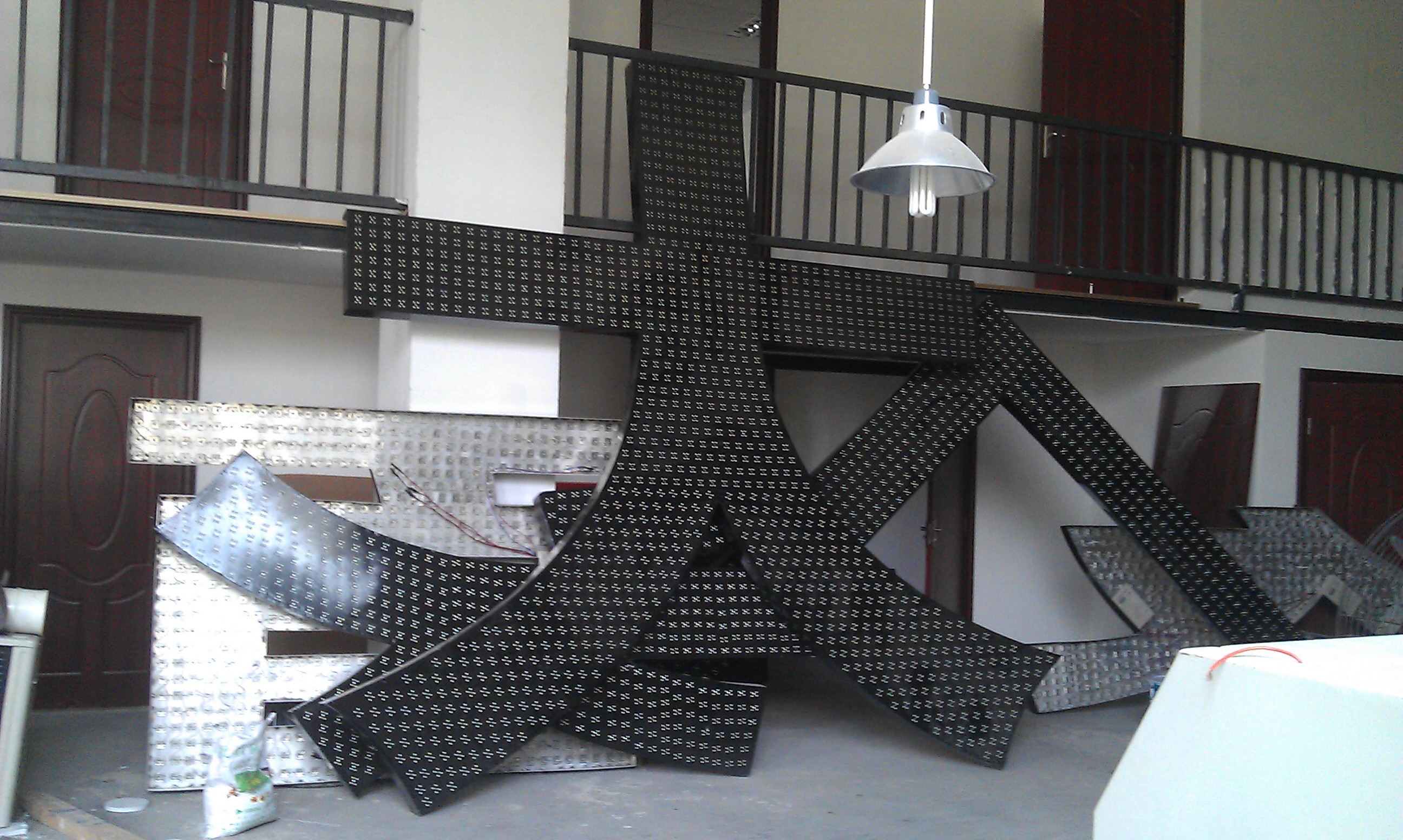 外露發（fā）光字，外露衝（chōng）孔發光字