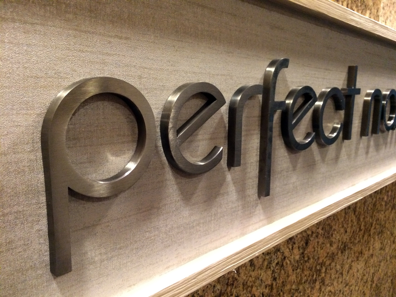 不（bú）鏽鋼字、精（jīng）品不